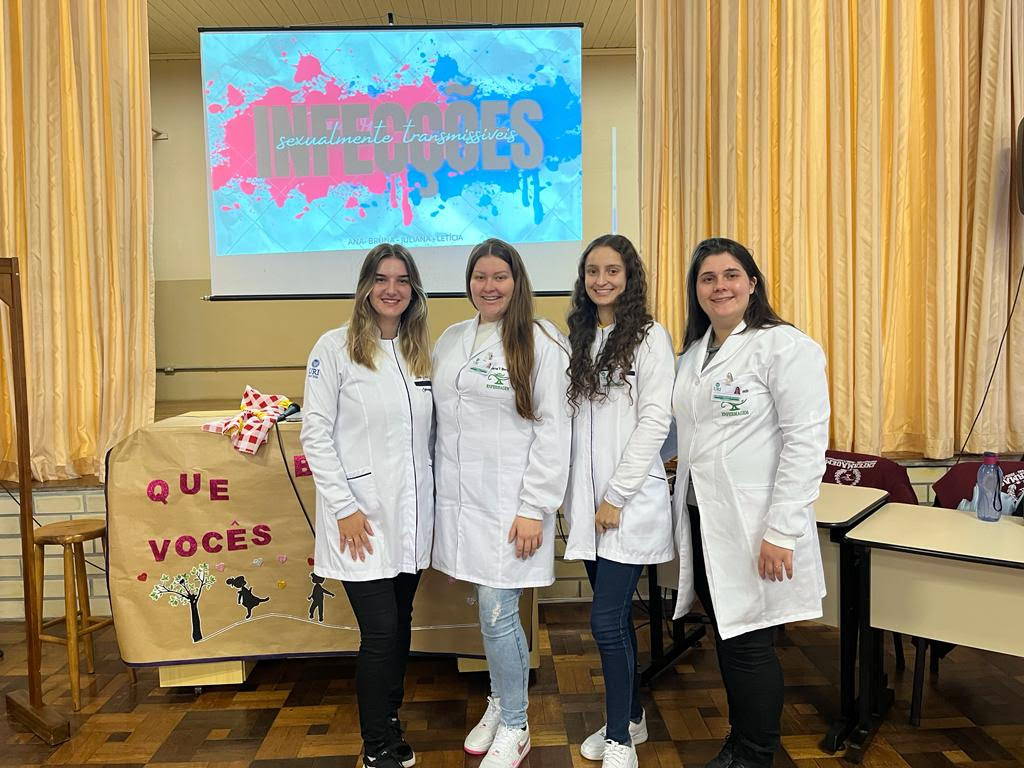 Ir para  <p>As acad&ecirc;micas do s&eacute;timo semestre do Curso de Enfermagem da URI, Ana Gabriele Bedendo, Bruna de Oliveira, Juliana Borges e Let&iacute;cia Dalla Rosa, realizaram, no dia 17 de maio, uma...